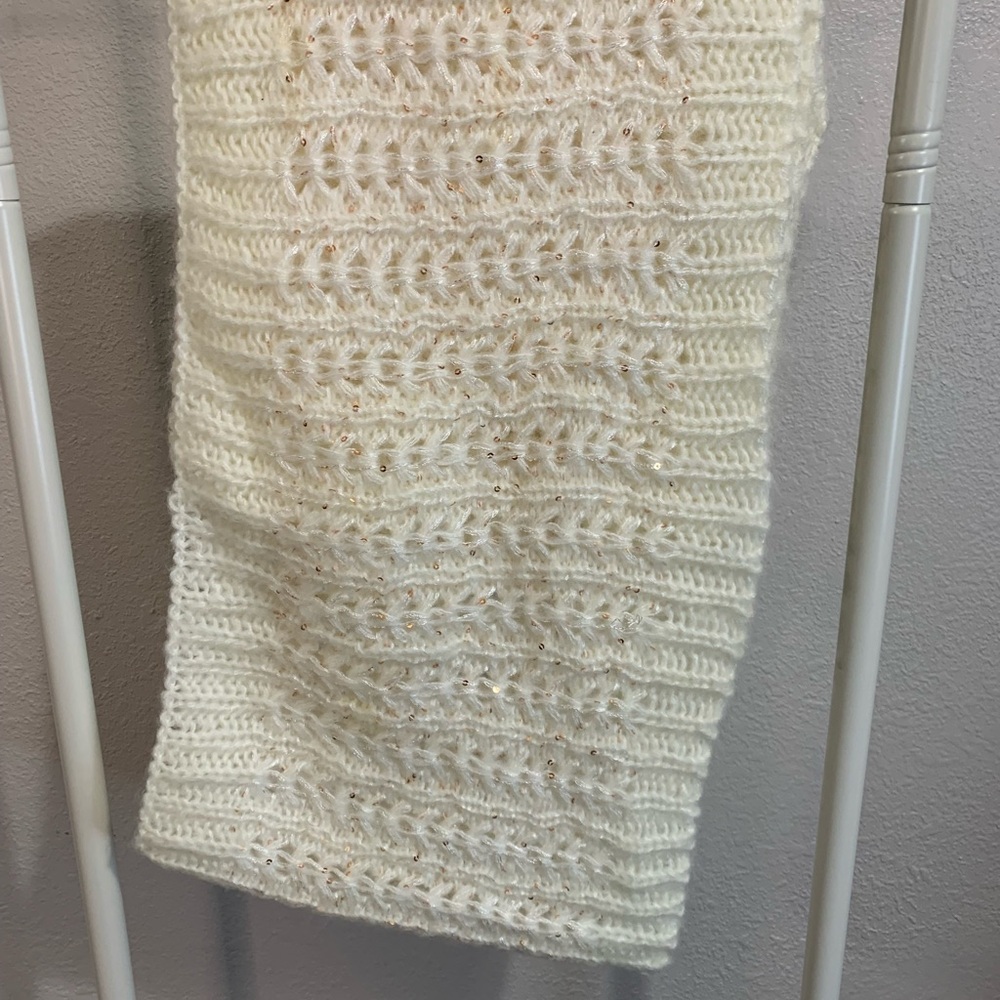 Tahari Ivory Knit Scarf‎